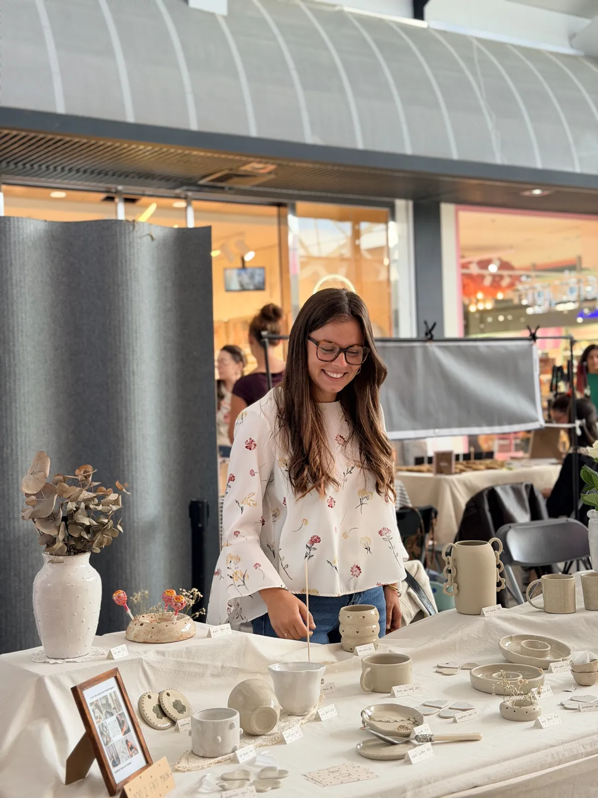 Stand de l'Atelier Verger sur un marché de créateurs.